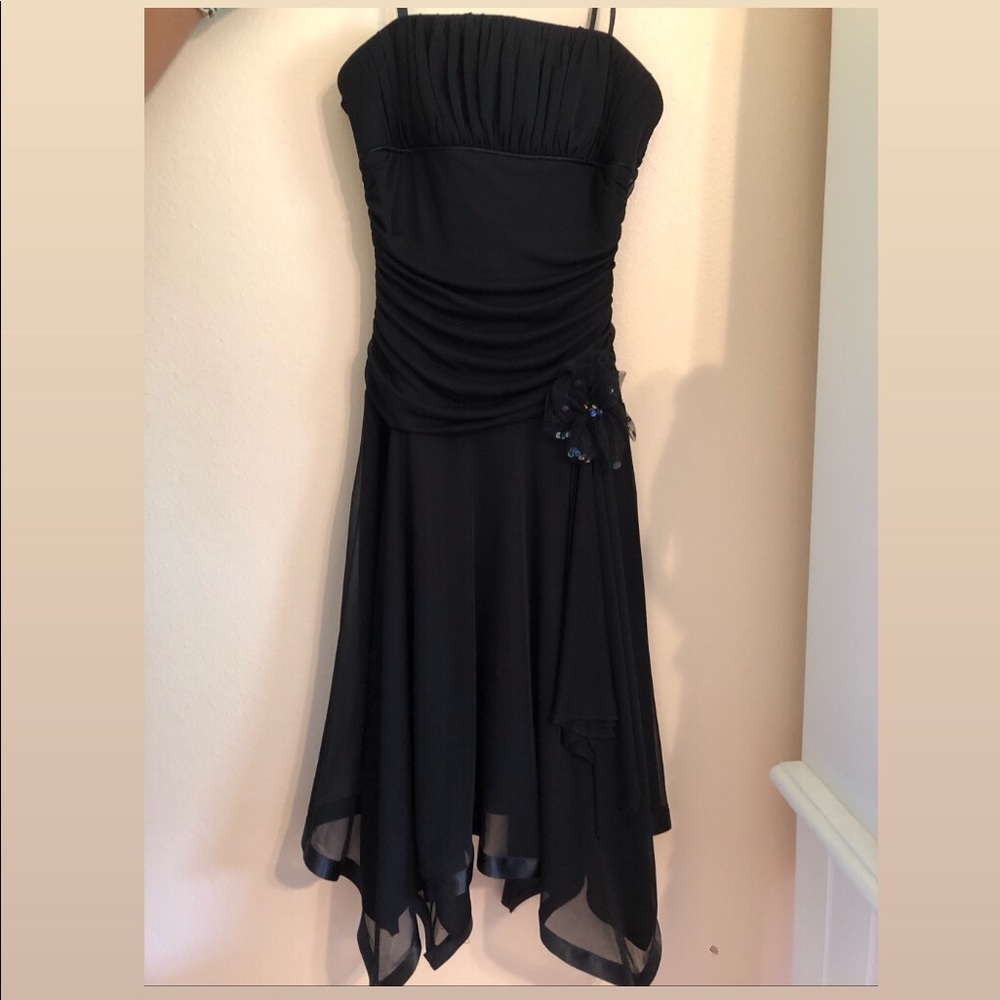 A black prom dress
